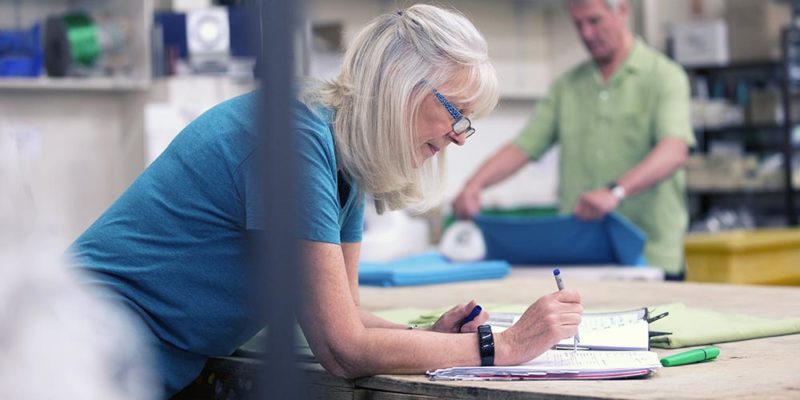 grauhaarige Frau am Arbeiten